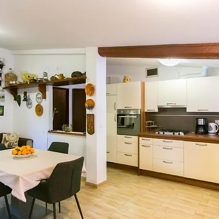 Apartment Elvira - - Mpolo
