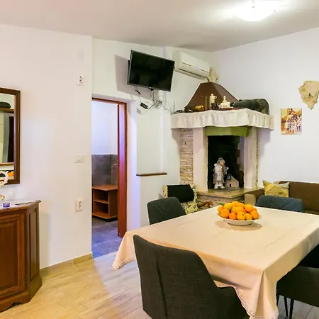 Apartment Elvira - - Mpolo *