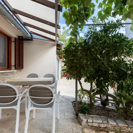 Elvira - - Mpolo Apartman *