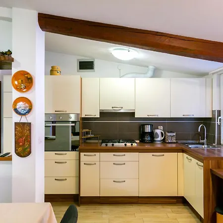 Elvira - - Mpolo Apartman