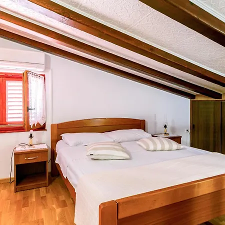 Elvira - - Mpolo Apartman